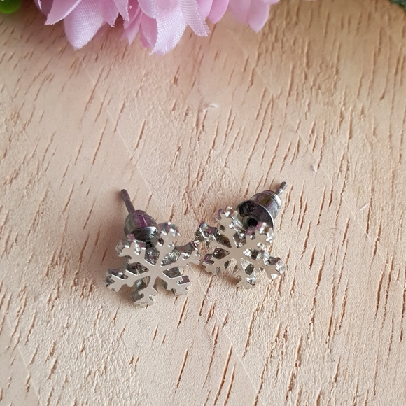 Snowflake Silver Stud Earrings - Picture 5 of 7
